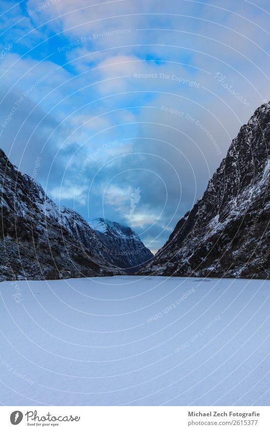 schöner gefrorener see in einer winterlichen wunderwelt in norwegen Design Ferien & Urlaub & Reisen Tourismus Schnee Berge u. Gebirge wandern