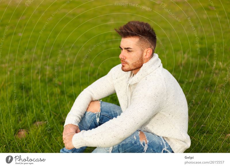 Attraktiver Kerl mit Bart auf einer grünen Wiese Lifestyle Stil Mensch Junge Mann Erwachsene Landschaft Gras Mode Vollbart Denken Coolness Erotik trendy modern