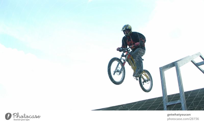 In Treppen hüpfen Fahrrad Mann Helm Mut springen Horizont Schutzausrüstung Geschwindigkeit Ferne Gegenlicht Extremsport Geländer hoch hell blau fliegen Freeride