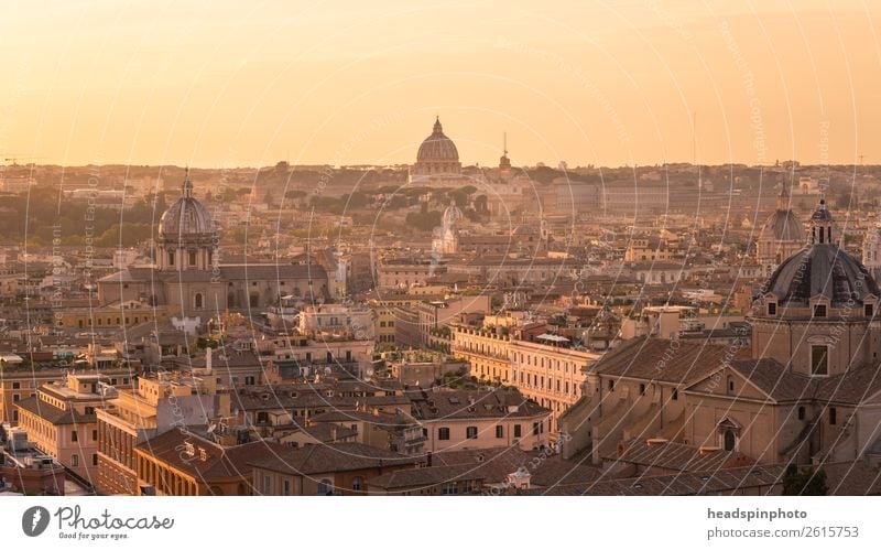 Panorama von Rom an einem Sonnenuntergang Italien Vatikan Stadt Hauptstadt Stadtzentrum Skyline Kirche Dom Bauwerk Gebäude Architektur Dach Sehenswürdigkeit