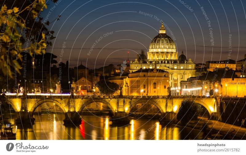 Der erleuchtete Petersdom in Rom nach Sonnenuntergang Sommer Flussufer Italien Vatikan Stadt Hauptstadt Stadtzentrum Skyline Kirche Dom Brücke Bauwerk