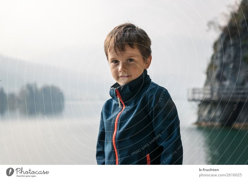 Herbstnebel am See Abenteuer wandern Kind Gesicht 1 Mensch 3-8 Jahre Kindheit Natur Nebel Wolfgangsee beobachten stehen dunkel Einsamkeit Erholung erleben