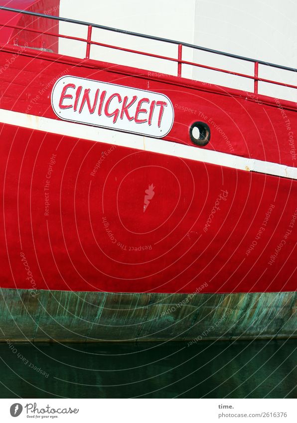 verkehrte Welt | auf Linie Wasser Schifffahrt Hafen An Bord Schiffsdeck Reling Bordwand Metall Schriftzeichen Schilder & Markierungen maritim rot selbstbewußt