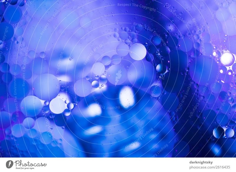 Flüssige Textur aus Wasser und Öl Mischung Bowle Longdink Umwelt Urelemente Wassertropfen Eis Frost Erdöl Tropfen Coolness rund blau violett ruhig kalt