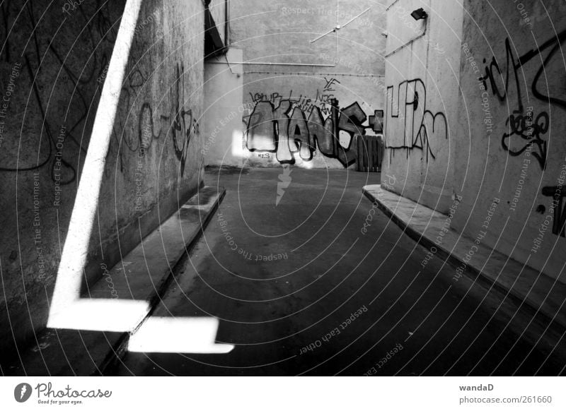 ________________ Stadt Menschenleer Gasse Mauer Wand Stein Beton Zeichen Schriftzeichen Graffiti Linie Pfeil beobachten entdecken hören zeichnen schreiben Blick
