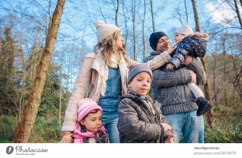 Glückliche Familie, die gemeinsam die Freizeit im Wald genießt. Lifestyle Freude Freizeit & Hobby Winter Kind Junge Frau Erwachsene Mann Eltern Mutter Vater