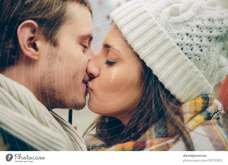 Junges Paar küssen im Herbst regnerischen Tag Lifestyle schön Winter Mensch Frau Erwachsene Mann Familie & Verwandtschaft Lippen Schal Hut Küssen Liebe