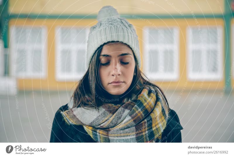 Junges Mädchen mit geschlossenen Augen mit Hut und Schal Lifestyle elegant schön Winter Mensch Frau Erwachsene Herbst Wetter Regen Straße Mode Mantel Tropfen