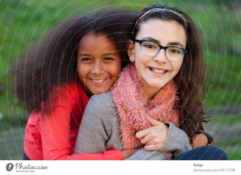 Zwei glückliche Freundinnen Freude Glück schön Gesicht Winter Garten Kind Mensch Familie & Verwandtschaft Freundschaft Kindheit Park Schal Afro-Look Lächeln