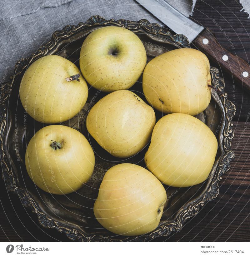 reife ganze gelbe Äpfel Frucht Apfel Dessert Ernährung Vegetarische Ernährung Diät Saft Teller Messer Tisch Natur Essen frisch grün Hintergrund Gesundheit
