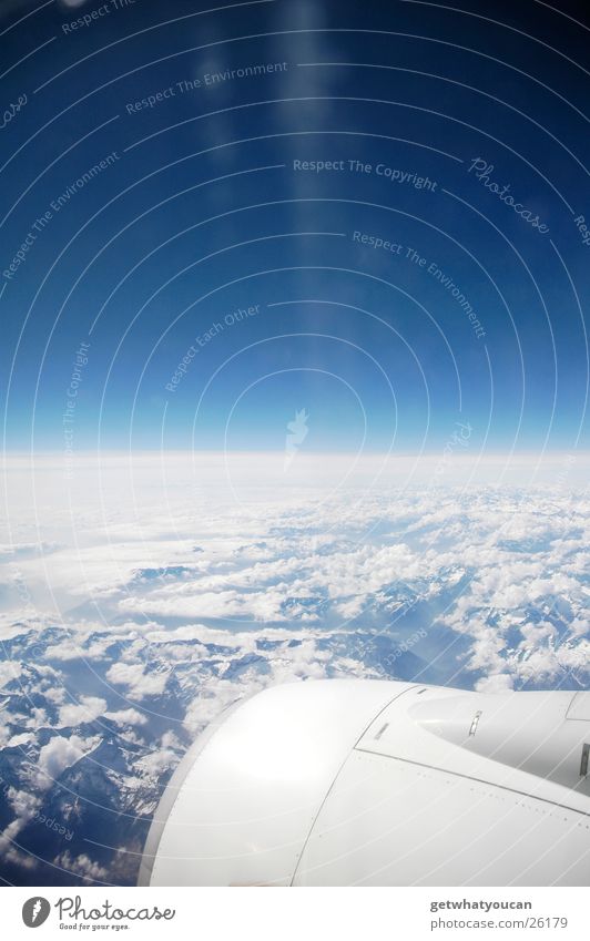 Es trennten uns nur 12mm Glas Flugzeug weiß Horizont Ferne Geschwindigkeit Ferien & Urlaub & Reisen Schweben Wolken Meter Triebwerke Luftverkehr Düsen Niveau