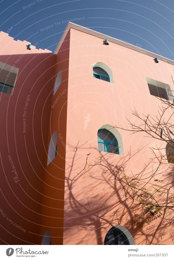 mediterran Haus Bauwerk Gebäude Mauer Wand Fassade Fenster Wärme orange Farbfoto Außenaufnahme Menschenleer Tag Licht Schatten Sonnenlicht Froschperspektive