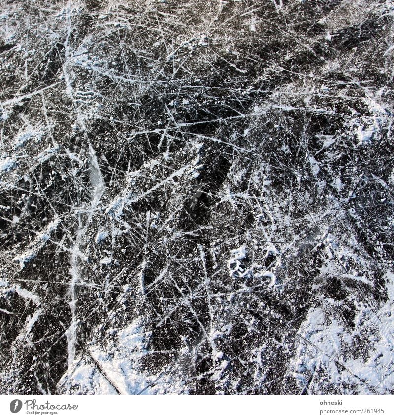 Action Painting Wintersport Schlittschuhlaufen Urelemente Eis Frost Schnee See Netzwerk kalt chaotisch gefroren Kratzer Gedeckte Farben Außenaufnahme abstrakt