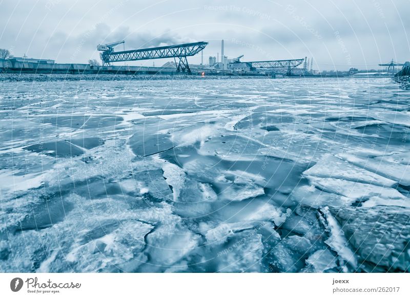 Zwangspause Wasser Winter schlechtes Wetter Eis Frost Flussufer Hafenstadt Menschenleer Binnenschifffahrt dunkel groß kalt blau weiß Eisscholle Eisschicht