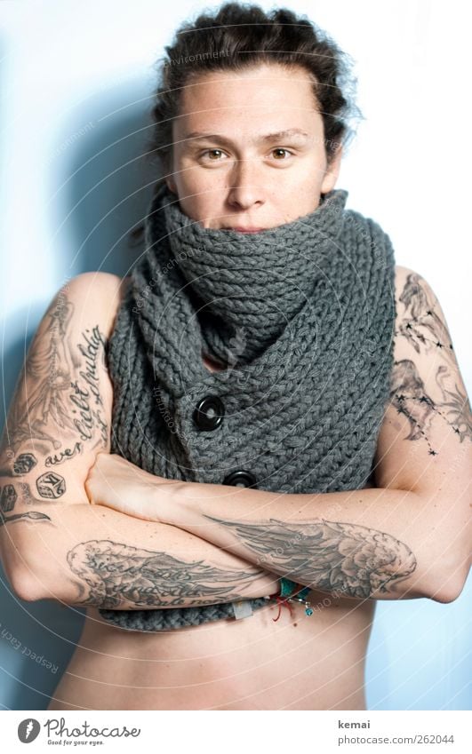Noch ein echter una. Lifestyle schön Mensch feminin Frau Erwachsene Leben Körper Haut Kopf Gesicht Auge Nase 1 30-45 Jahre Tattoo Winter Accessoire Schal