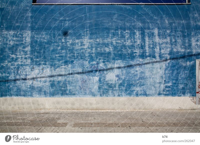 Blaue Wand Mauer Straße Wege & Pfade Stein alt groß blau abblättern Hintergrundbild Farbe Farbfoto Außenaufnahme Menschenleer Textfreiraum oben