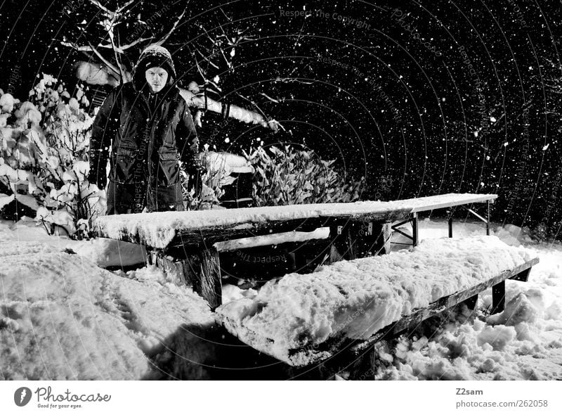 schneemann Winter Schnee Winterurlaub maskulin Junger Mann Jugendliche 18-30 Jahre Erwachsene Umwelt Natur Landschaft Nachthimmel Stern Sträucher Jacke stehen