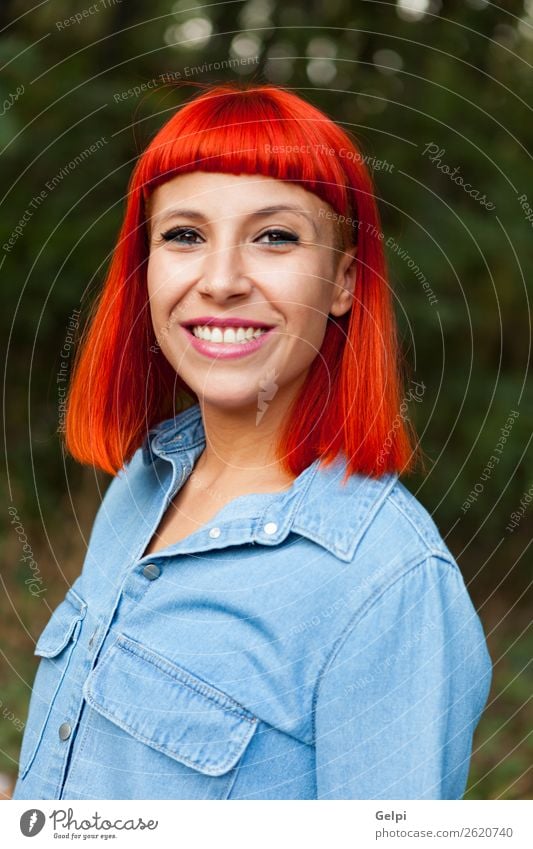 Lässiges rothaariges Mädchen Lifestyle Stil Freude Glück schön Gesicht Mensch Frau Erwachsene Natur Park Wald Mode Bekleidung Hemd Lächeln Coolness Erotik