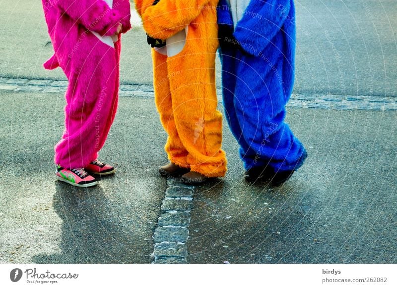 in kuschelige, bunte Hasenkostüme gehüllte Karnevalisten Karnevalskostüm Partystimmung Freude Straßenkarneval androgyn feiern Spaß lustig Fasching Fastnet
