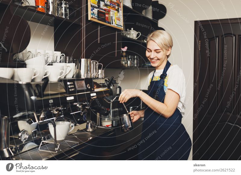 lächelnder junger Barista, der Kaffee im Café zubereitet. Frühstück Kakao Latte Macchiato Espresso Lifestyle Freizeit & Hobby Mensch feminin Jugendliche