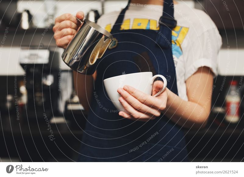 Barista-Mädchen hält ein Glas Kaffee. Lebensmittel Getränk Heißgetränk Latte Macchiato Espresso Lifestyle elegant Stil Freizeit & Hobby Spielen Restaurant