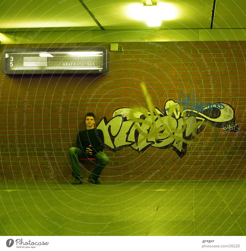 graffiti sux 2 grün Gemälde Mensch Graffiti Bahnhof sitzen Sitzgelegenheit Anzeige