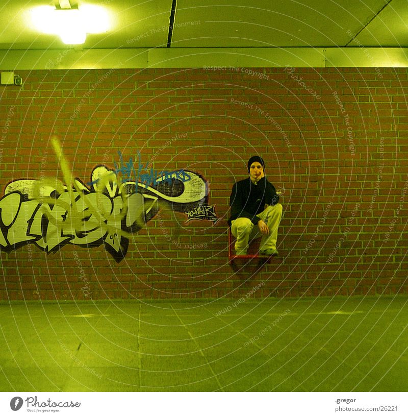 graffiti sux grün Gemälde Mensch Graffiti Bahnhof sitzen Sitzgelegenheit