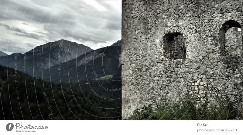 halb und halb Landschaft Wolken schlechtes Wetter Wald Hügel Felsen Alpen Berge u. Gebirge Menschenleer alt dunkel grau grün Verfall Ruine Burg oder Schloss