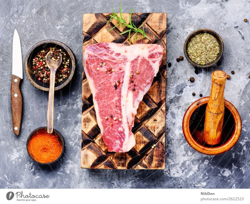 Rohes Rindfleisch rot Fleisch Steak frisch roh Lebensmittel ungekocht Paprika Gewürz Filet geschnitten Rosmarin Holzplatte Metzger Protein Produkt Essen
