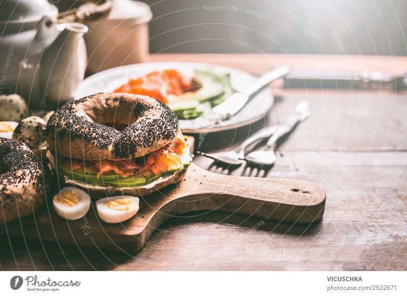 Bagel Sandwich mit Lachs und Wachteleier Lebensmittel Brötchen Ernährung Frühstück Heißgetränk Geschirr Stil Design Häusliches Leben Essen Belegtes Brot