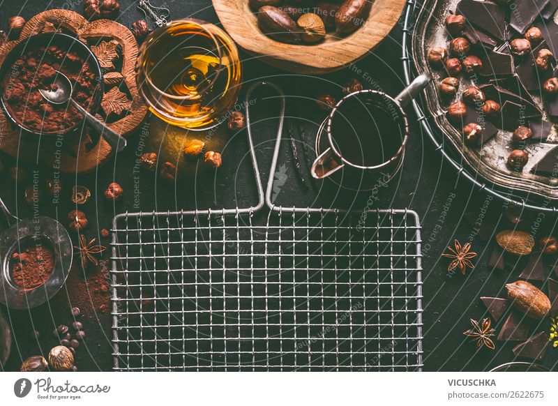 Schokolade mit Kakaopulver, Nüsse und Branntwein Lebensmittel Ernährung Alkohol Geschirr Stil Design Hintergrundbild altehrwürdig Nuss Kakaobohne Spirituosen