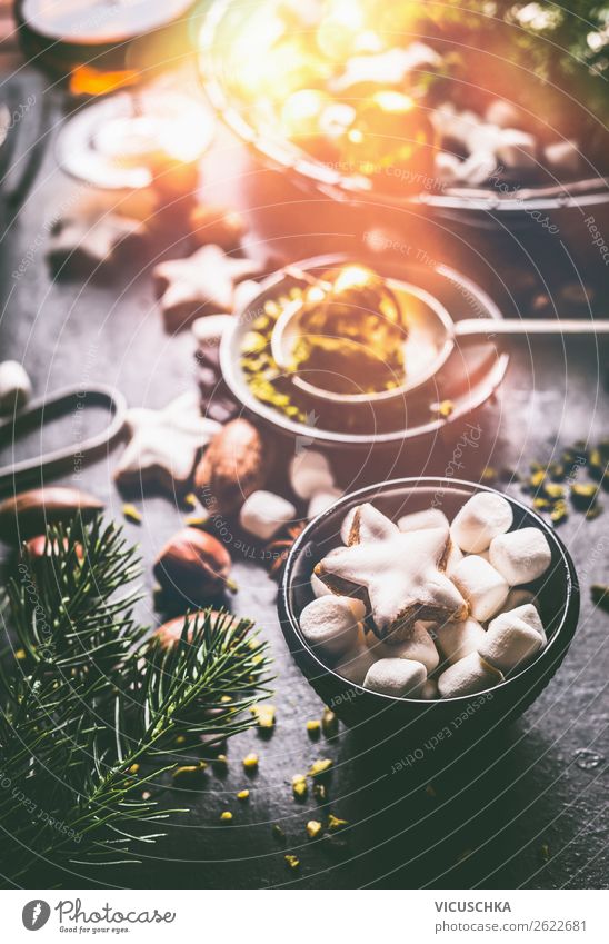 Marshmallows und Zimtstern auf Küchentisch Dessert Süßwaren Festessen Design Winter Häusliches Leben Feste & Feiern Weihnachten & Advent Stil Plätzchen Kerze