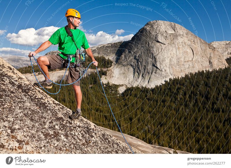 Kletterer erobert den Gipfel. Leben Abenteuer wandern Klettern Bergsteigen Erfolg Seil Mann Erwachsene 1 Mensch 30-45 Jahre Natur Felsen Helm entdecken