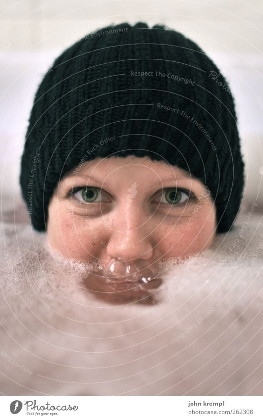 Kopfkondom feminin Junge Frau Jugendliche Gesicht Auge Nase 1 Mensch 18-30 Jahre Erwachsene Bad Badewanne Metall Wasser Schwimmen & Baden Lächeln Coolness