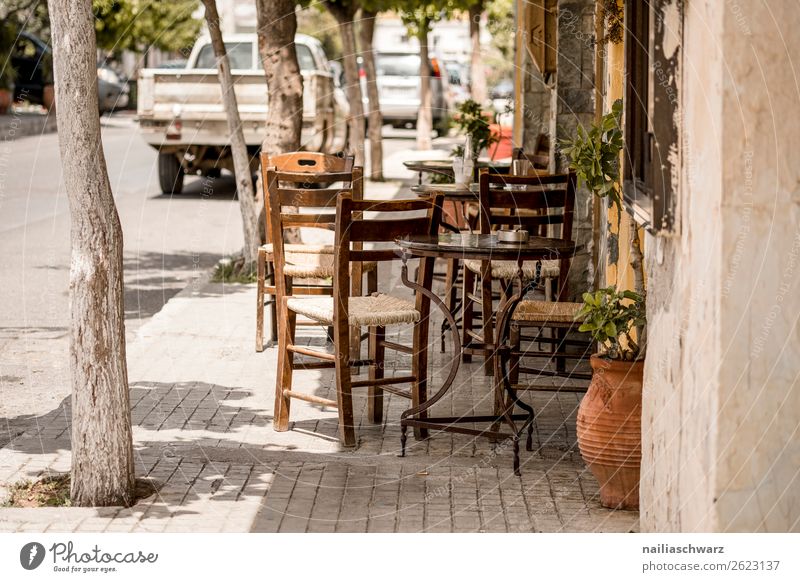 Straßencafé Lifestyle Ferien & Urlaub & Reisen Tourismus Ausflug Städtereise Sommer Sommerurlaub Schönes Wetter Kreta Dorf Kleinstadt Altstadt Mauer Wand Tisch