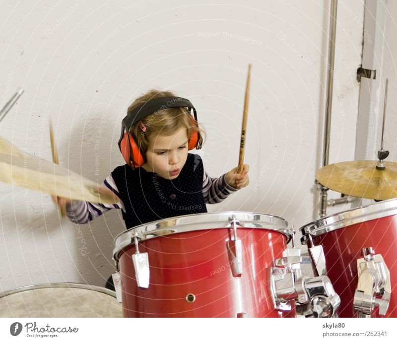 Rockkonzert Mädchen Kind Kleinkind Kindheit Spielen Freude Schlagzeug Musik Musikinstrument Kopfhörer Ohrschützer Freizeit & Hobby musizieren musik machen Klang