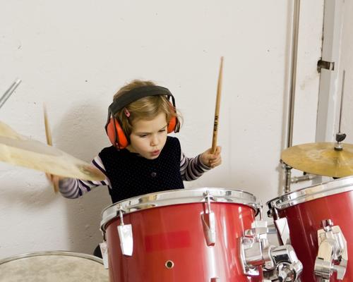 Rockkonzert Mädchen Kind Kleinkind Kindheit Spielen Freude Schlagzeug Musik Musikinstrument Kopfhörer Ohrschützer Freizeit & Hobby musizieren musik machen Klang