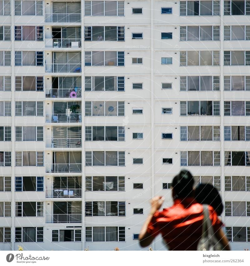 schöner wohnen Mensch Frau Erwachsene Rücken 2 18-30 Jahre Jugendliche Honolulu USA bevölkert Hochhaus Hochhausfassade Balkon Fenster eckig gigantisch Stadt