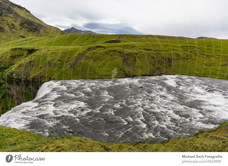 natürlicher schöner und schöner Wasserfall auf Island Natur Landschaft Himmel Wolken Nebel Regen Felsen Fluss Stein isländische Landschaft Beautyfotografie