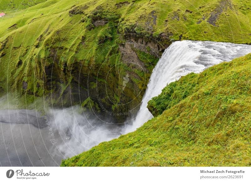 natürlicher schöner und schöner Wasserfall auf Island Natur Landschaft Himmel Wolken Nebel Regen Felsen Fluss Stein isländische Landschaft Beautyfotografie