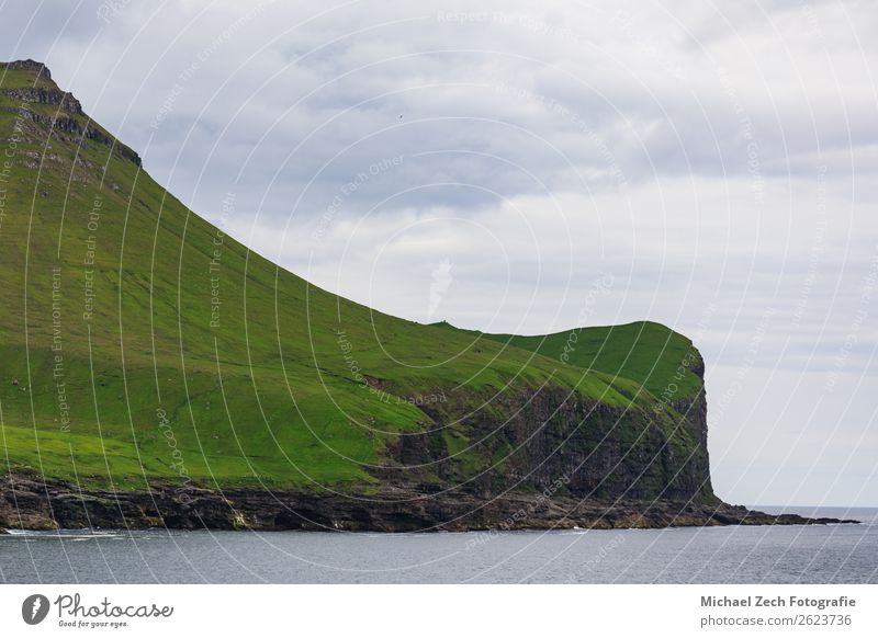 Landschaft auf den Färöer-Inseln mit Meer und Klippen schön Berge u. Gebirge Natur Himmel Wolken Gras Wiese Felsen Küste Wasserfahrzeug Stein natürlich grau