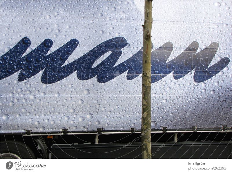 Mann Fahrzeug Lastwagen Schriftzeichen nass blau silber Konkurrenz Abdeckung Werbung Wassertropfen Farbfoto Außenaufnahme Menschenleer Textfreiraum oben