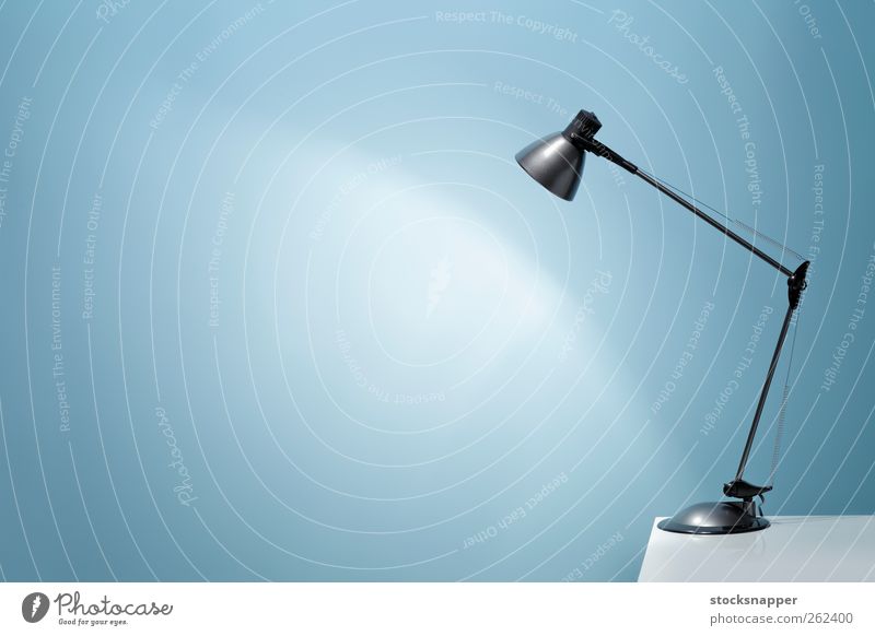 Büroleuchte blau Tisch elektrisch Leuchtkraft leuchten Beleuchtung erleuchten Wand Hintergrund neutral Textfreiraum blanko Menschenleer Objektfotografie