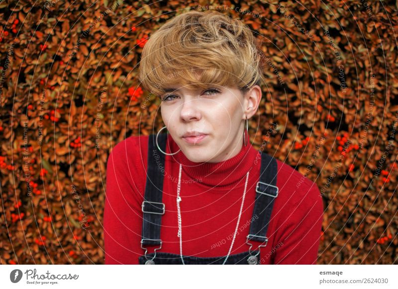 Porträt einer jungen Frau im Herbst Lifestyle Freude Mensch feminin Junge Frau Jugendliche 1 Natur Pflanze Accessoire Haare & Frisuren blond kurzhaarig