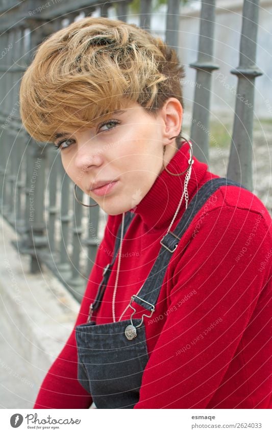 Porträt eines Rebellenjugendlichen Mensch Junge Frau Jugendliche Zaun Mode Accessoire Schmuck Ohrringe Coolness schön einzigartig listig lustig niedlich