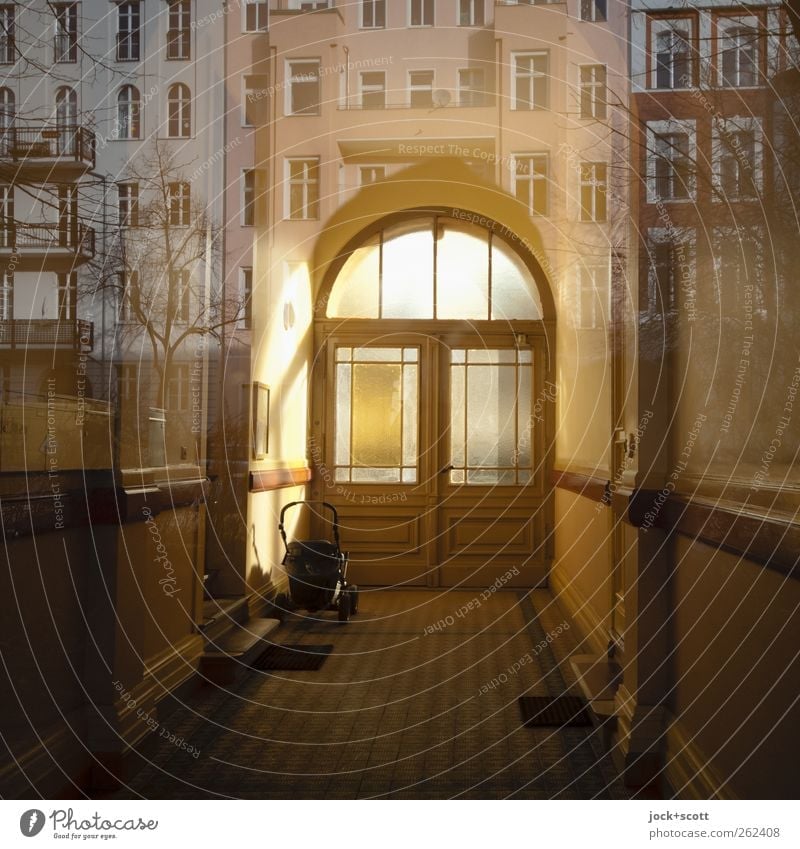 Hindurch und dahinter (Toreinfahrt in Kreuzberg) Stadthaus Fassade Torbogen fantastisch Inspiration Surrealismus Kinderwagen Durchgang Sinnestäuschung abstrakt