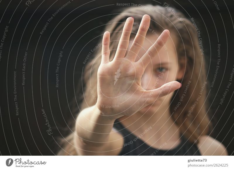 Teenager Mädchen zeigt Stop-Hand! Nein - Stopp - Halt , indem sie die Hand vor sich ausstreckt feminin Junge Frau Jugendliche 1 Mensch 8-13 Jahre Kind Kindheit
