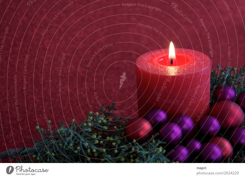 Rote Kerze mit Weihnachtsdekoration I Feste & Feiern Weihnachten & Advent Religion & Glaube Stimmung 1 Flamme rot Textfreiraum Christbaumkugel violett grün