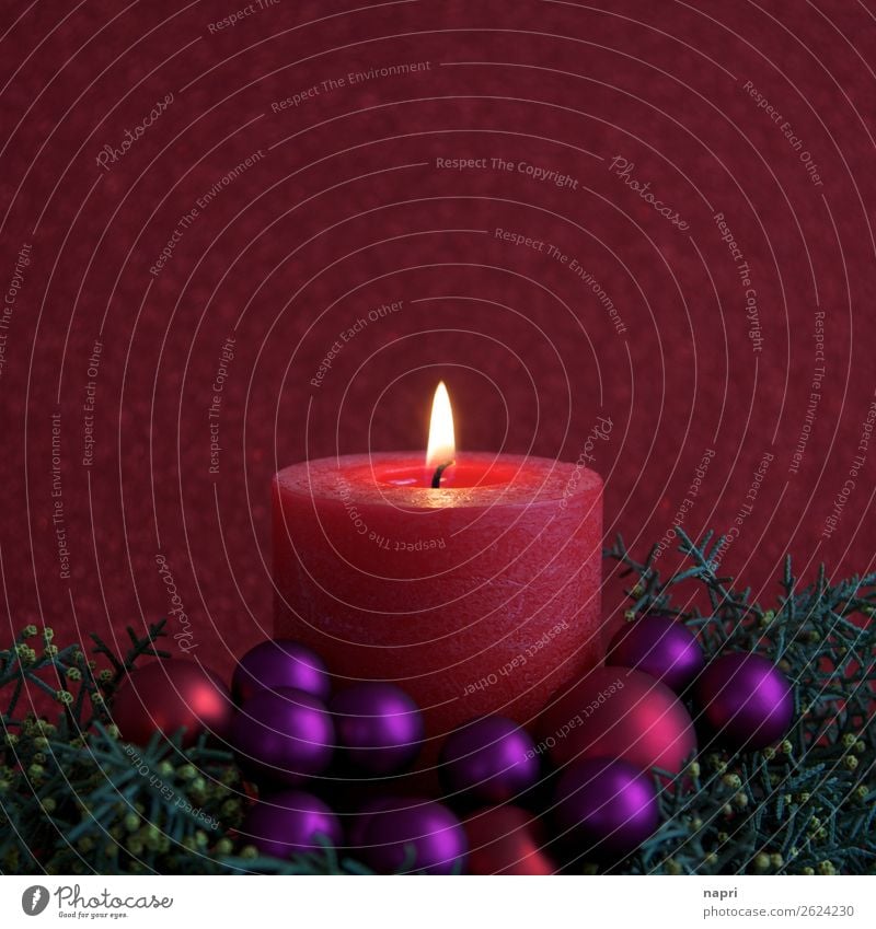 Rote Kerze mit Weihnachtsdekoration II Feste & Feiern Weihnachten & Advent friedlich Erwartung Religion & Glaube rot 1 Flamme Christbaumkugel