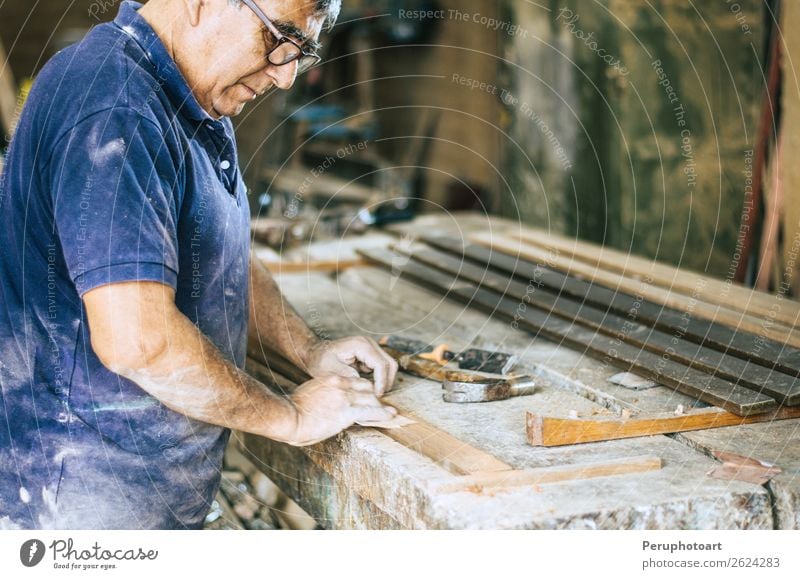 Professioneller Schreiner beim Schleifen und Reparieren von Holzoberflächen. Freizeit & Hobby Möbel Tisch Arbeit & Erwerbstätigkeit Beruf Industrie Handwerk
